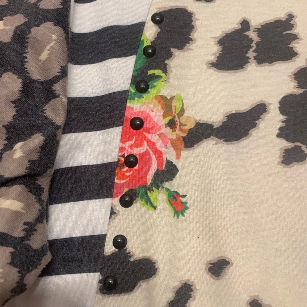 Crazy Train Cow, Cheetah, Stripe & Floral Woman’s Medium T- Shirt.      1653 - Picture 4 of 6